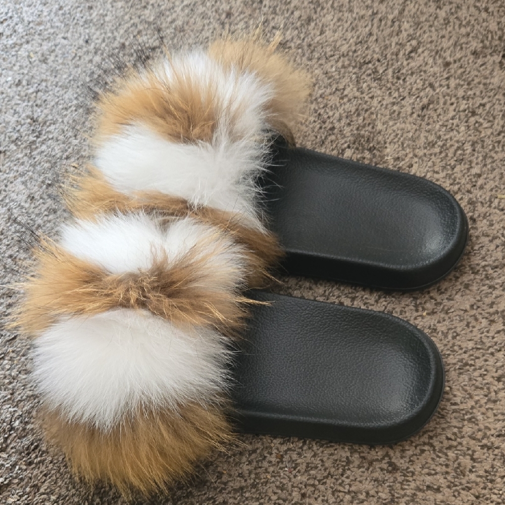 Black Slippers with White and Tan Fur. 🤎NEW